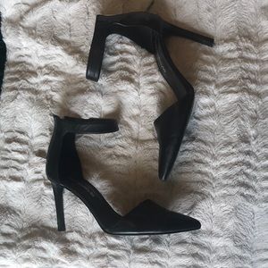 Black Pointed Toe Pumps 🧡